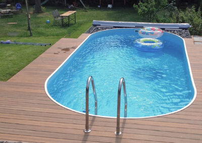 Ovale Poolgebrengung aus Holz Terrasse mit angrenzendem Pool - Tischlermeister