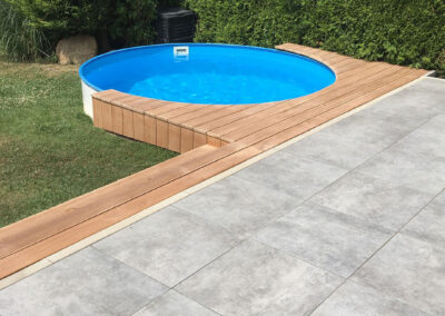 Runde Poolgebrengung aus Holz Terrasse mit angrenzendem Pool - Tischlermeister